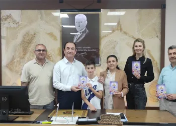Annesi ile birlikte kitap yazdılar