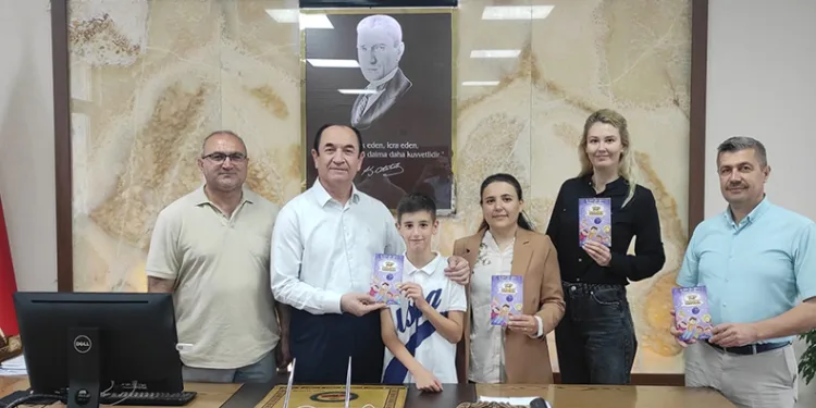 Annesi ile birlikte kitap yazdılar