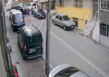 Araç 3 kişiyi altına alarak ezdi