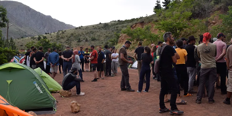 Dağcılardan Kemaliye’de tırmanış