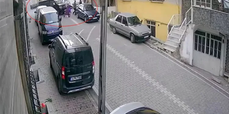 Araç 3 kişiyi altına alarak ezdi