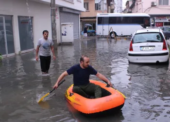 Göle dönen sokaktan botla geçti