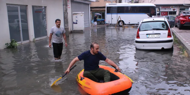 Göle dönen sokaktan botla geçti