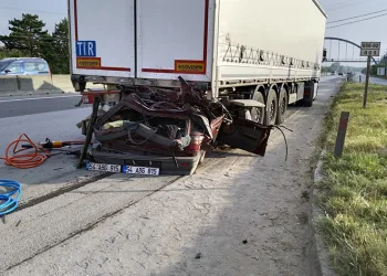 Otomobil, tıra ok gibi saplandı