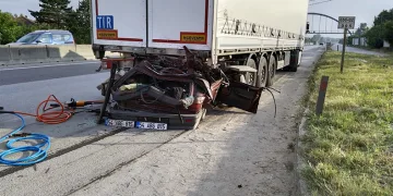 Otomobil, tıra ok gibi saplandı
