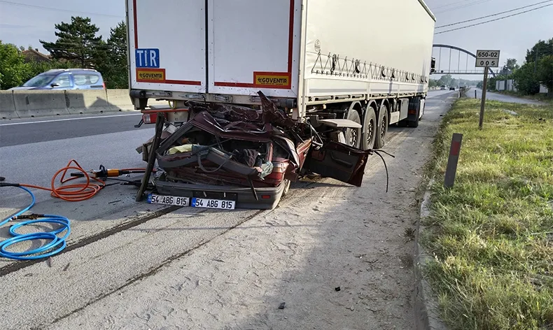 Otomobil, tıra ok gibi saplandı
