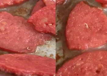 Aldığı sucuğun içinden kurtçuklar çıktı