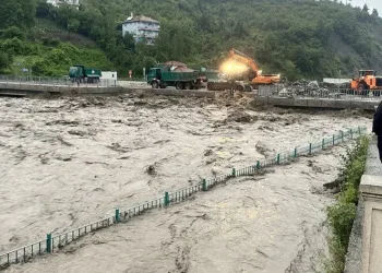 Karadeniz’de sel tehlikesi: Eğitime sağanak arası