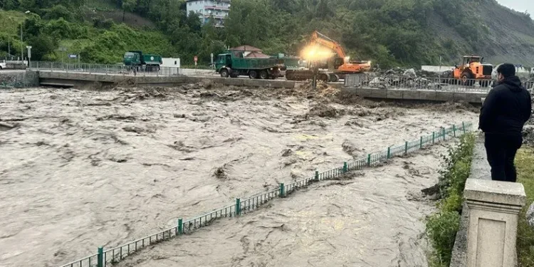Karadeniz’de sel tehlikesi: Eğitime sağanak arası