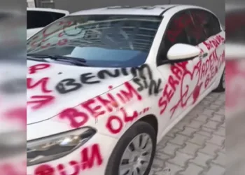 Saplantılı aşık otomobili aşk duvarına çevirdi