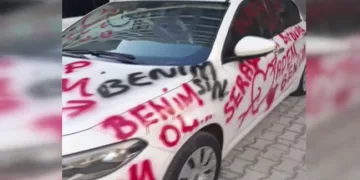 Saplantılı aşık otomobili aşk duvarına çevirdi