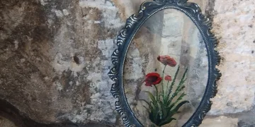 Resimlerini tuval yerine cama işliyor