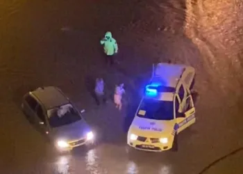Göle dönen yolda mahsur kaldılar