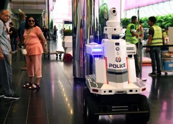 Havaalanında robot polis devriye atıyor