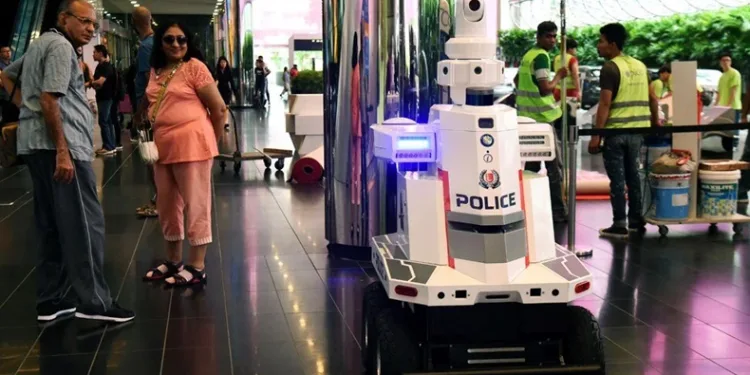 Havaalanında robot polis devriye atıyor