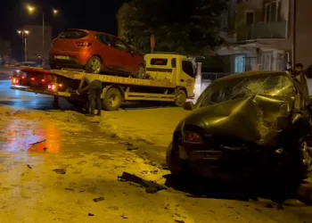 Bursa’da 2 otomobil kafa kafaya çarpıştı