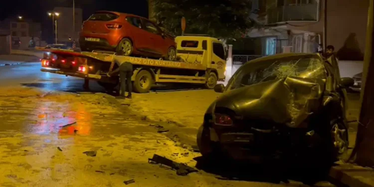 Bursa’da 2 otomobil kafa kafaya çarpıştı