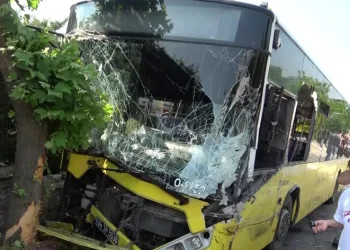 Karşı yöne fırlayan cip, otobüsüle çarpıştı