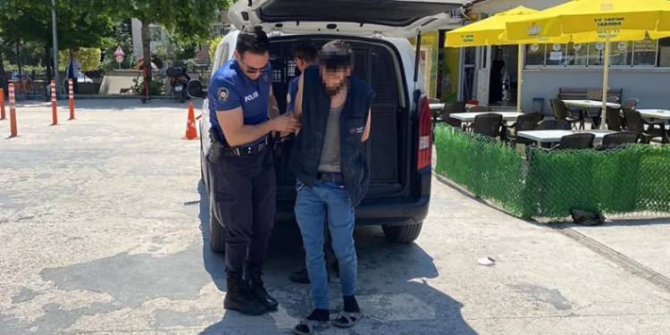 Baltalı hırsız ayakkabı çalarken yakalandı
