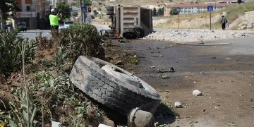 Freni patlayan kamyon etrafı mahvetti