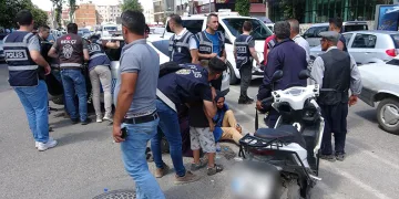 Polis aracı ile motosiklet çarpıştı