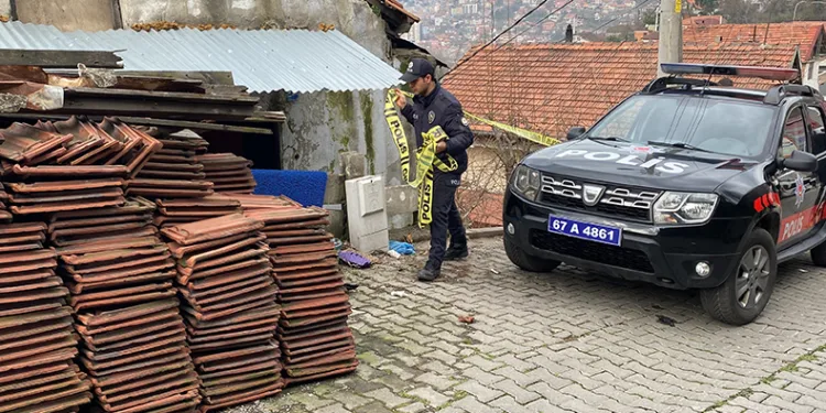 Çocuk başkasından deyip, eşini silahla yaraladı