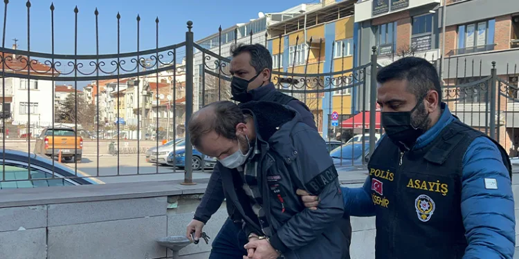 Eşini bıçaklayan sanığa 16 yıl hapis