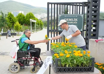 Mezarlıklarda çiçekler Gemlik Belediyesi’nden