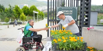 Mezarlıklarda çiçekler Gemlik Belediyesi’nden