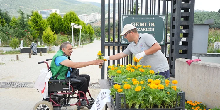 Mezarlıklarda çiçekler Gemlik Belediyesi’nden