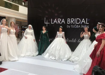 Alışveriş merkezini gelinler bastı