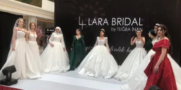 Alışveriş merkezini gelinler bastı