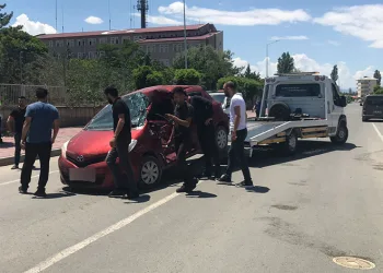 Öğretmenlerin olduğu araç kaza yaptı