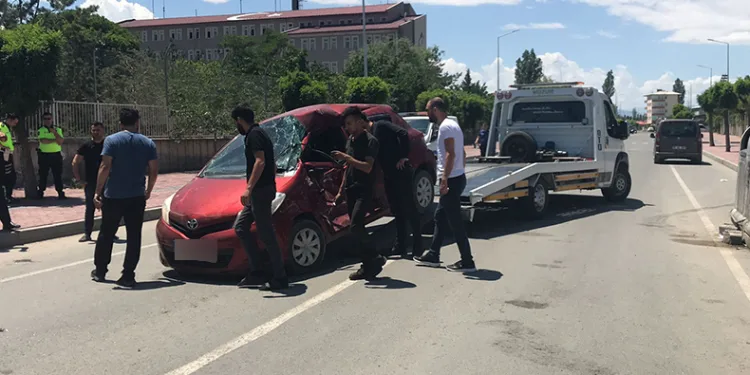 Öğretmenlerin olduğu araç kaza yaptı