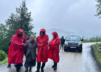 Selde mahsur kalanları ekipler kurtardı