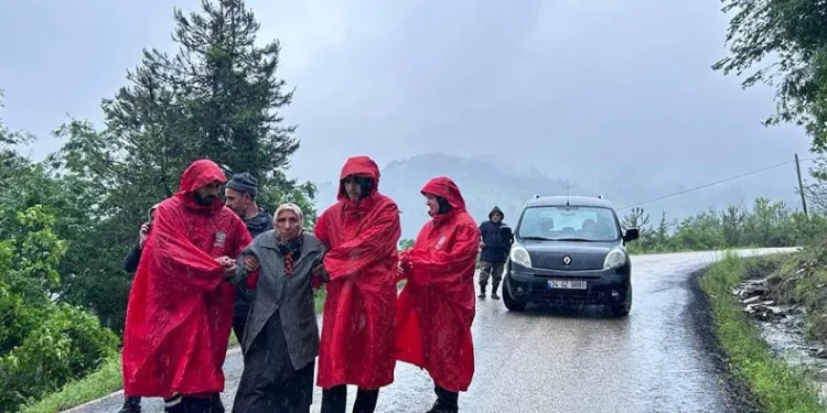 Selde mahsur kalanları ekipler kurtardı