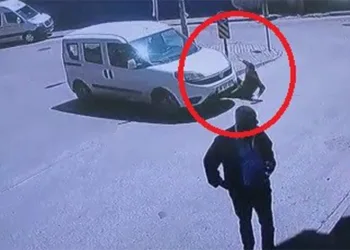 Bursa’da bir sürücü çarptığını fark etmedi, üzerinden geçti