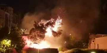 Gece otluk alandaki yangın mahalleliyi korkuttu