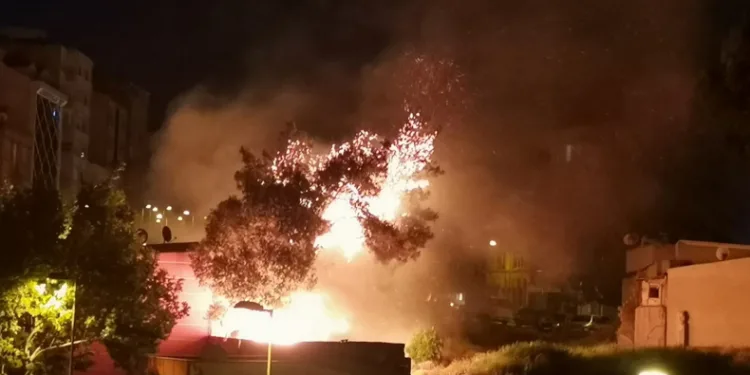 Gece otluk alandaki yangın mahalleliyi korkuttu