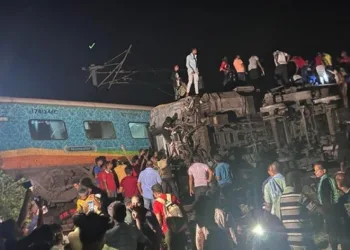 Hindistan’da katliam gibi tren kazası