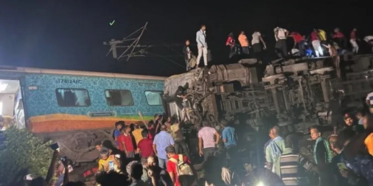 Hindistan’da katliam gibi tren kazası