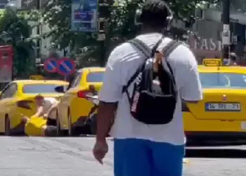 Taksiciler sokak ortasında birbirlerine saldırdı