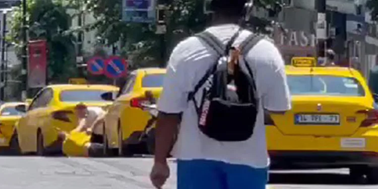 Taksiciler sokak ortasında birbirlerine saldırdı