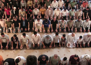 Bursalılar bayram namazı için camileri doldurdu