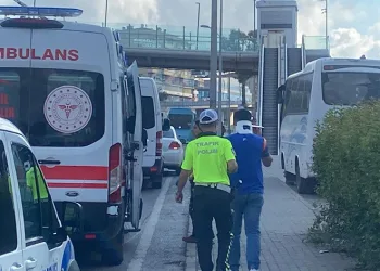 İşçi servisi ile kargo midibüsü çarpıştı