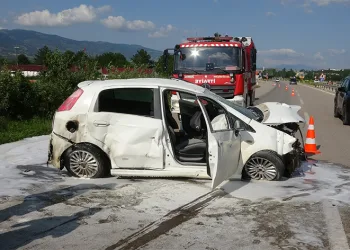 Hurdaya dönen araçtan burnu bile kanamadan çıktı