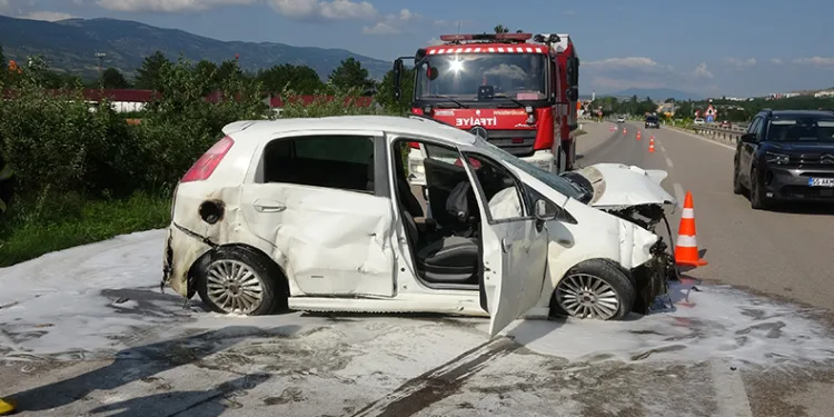 Hurdaya dönen araçtan burnu bile kanamadan çıktı