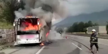 Seyir halindeki otobüste yangın çıktı