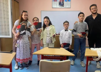 Özel öğrencilerin karne sevinci
