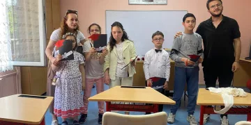 Özel öğrencilerin karne sevinci